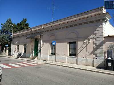 Ma veniamo alle note liete. Partiamo da Triggiano, dove il mattatoio attivo in via Carlo Alberto sino a una trentina di anni fa, � stato dato in concessione a famiglie in difficolt� per farne la propria abitazione privata